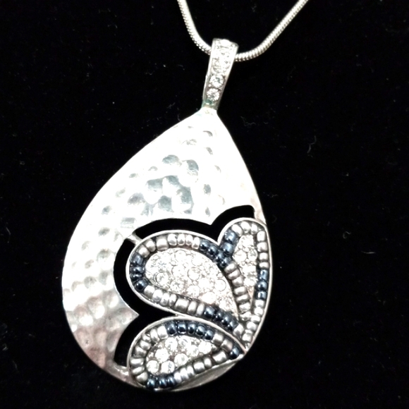 Silvertone 2.3/4" Hammered Pentant with Rhinestones & Silvertone Chain - Picture 5 of 5